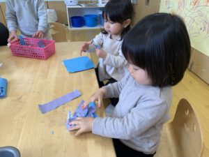 Meadow students learn about the gorgeous Carp Streamers of Japan! April 24th~28th