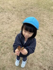 Exploring outdoors on a sunny day – Rainbow 27Oct-01Nov（晴れた日の屋外探検）