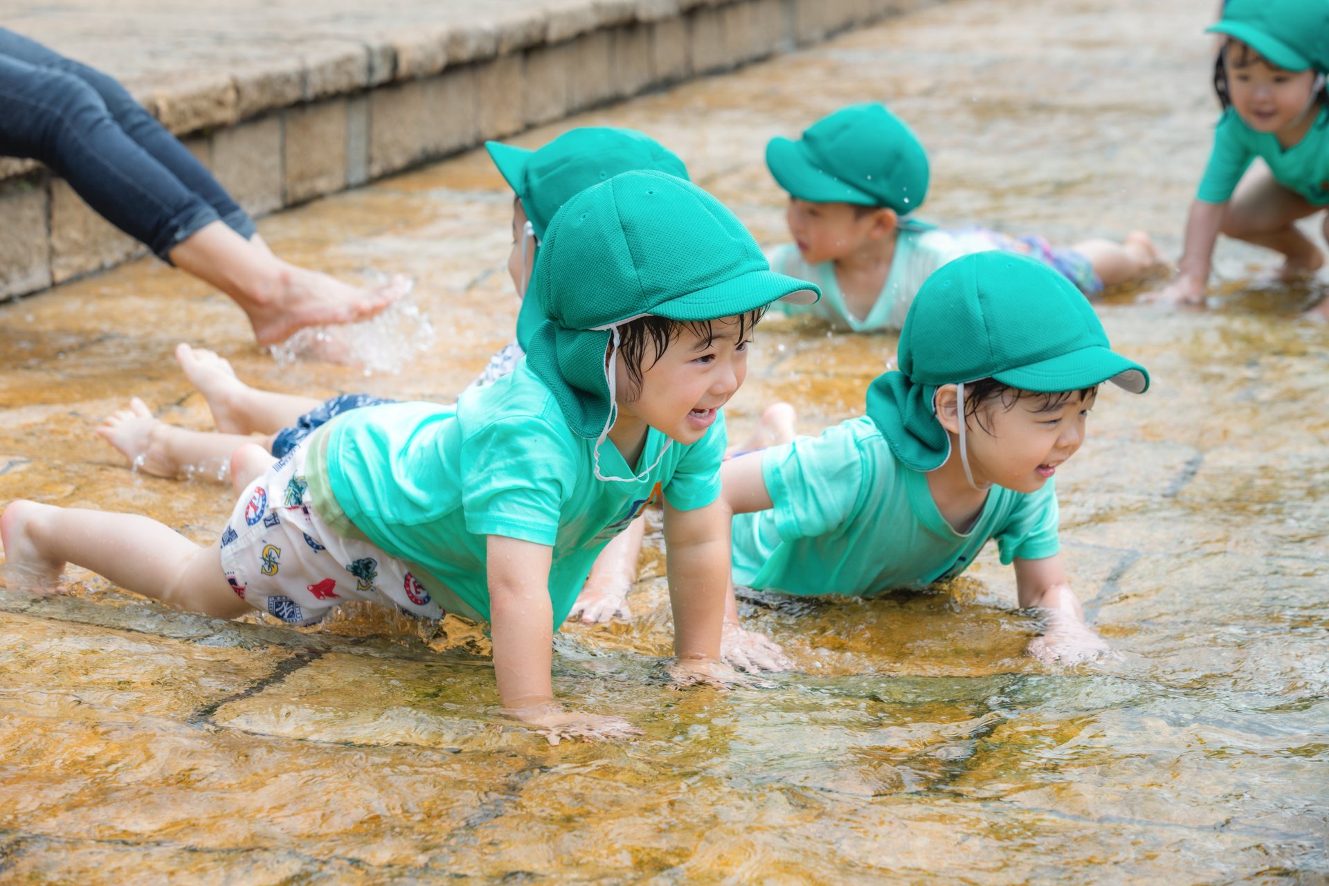 ISN松本の園児たちが水遊びをしている様子