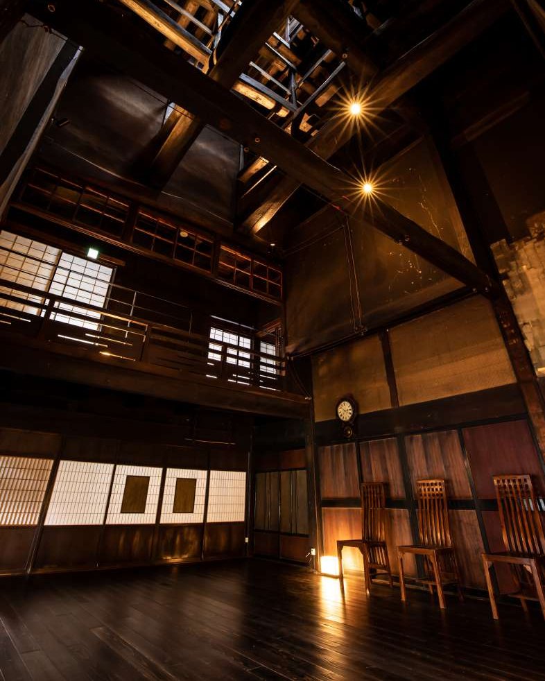 Satoyama villa 本陣の母屋。太い梁が組まれた吹き抜けの広間